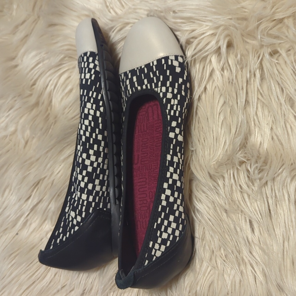 Munro Black and White Geometric Flats Sz 8 - Picture 2 of 7